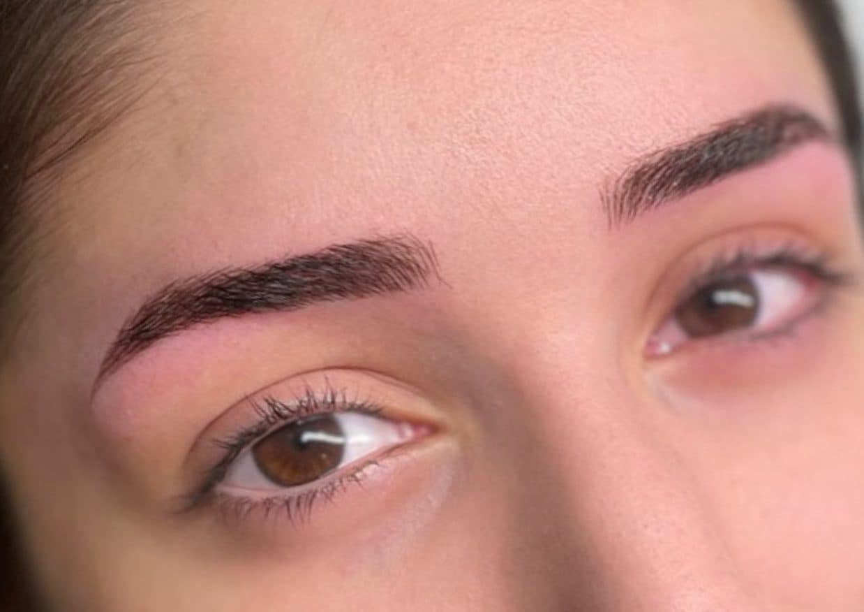 Sourcils redessinés au microblading, vus de près au sortir de la séance