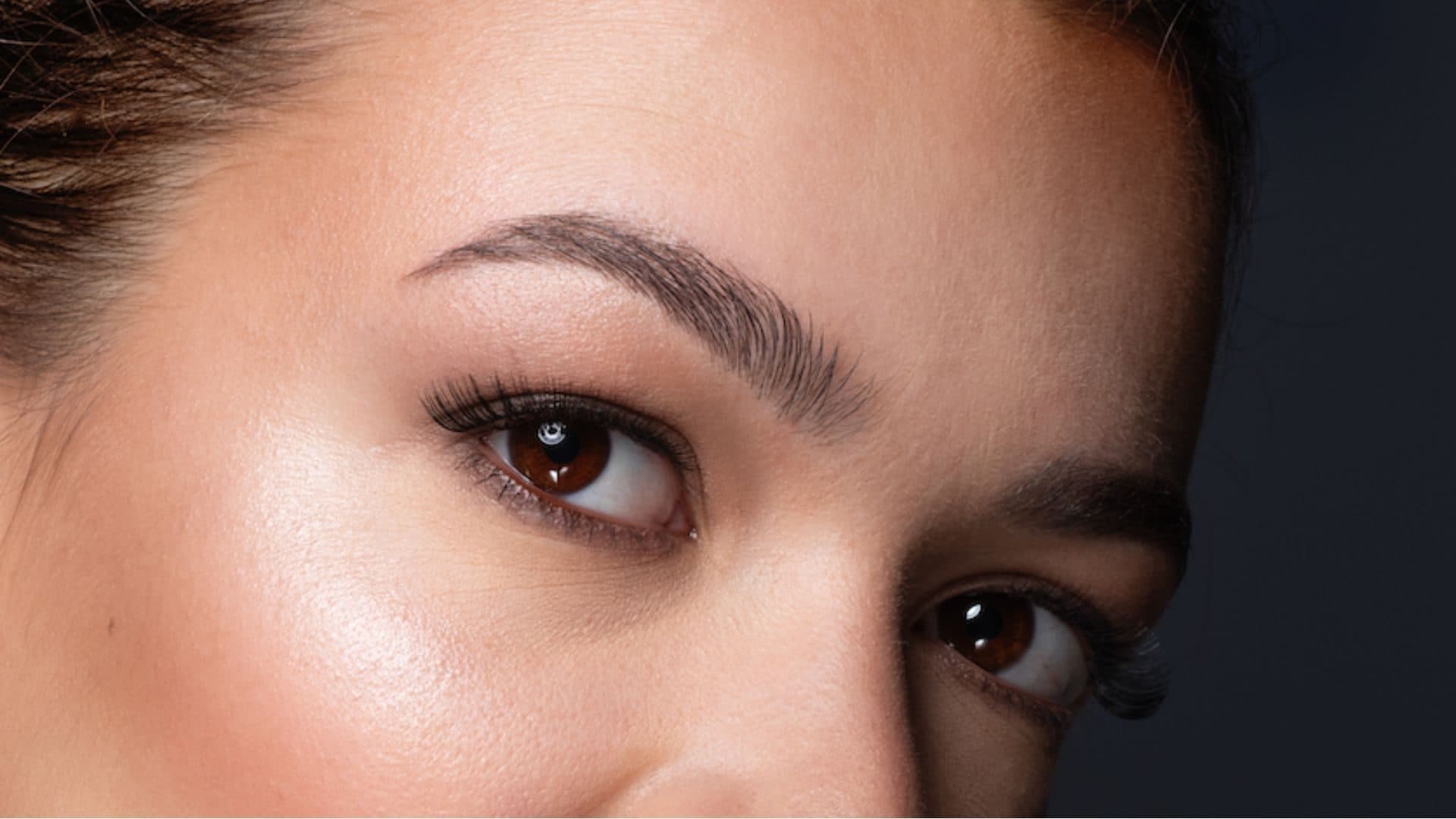 Sourcils structurés : détail du regard