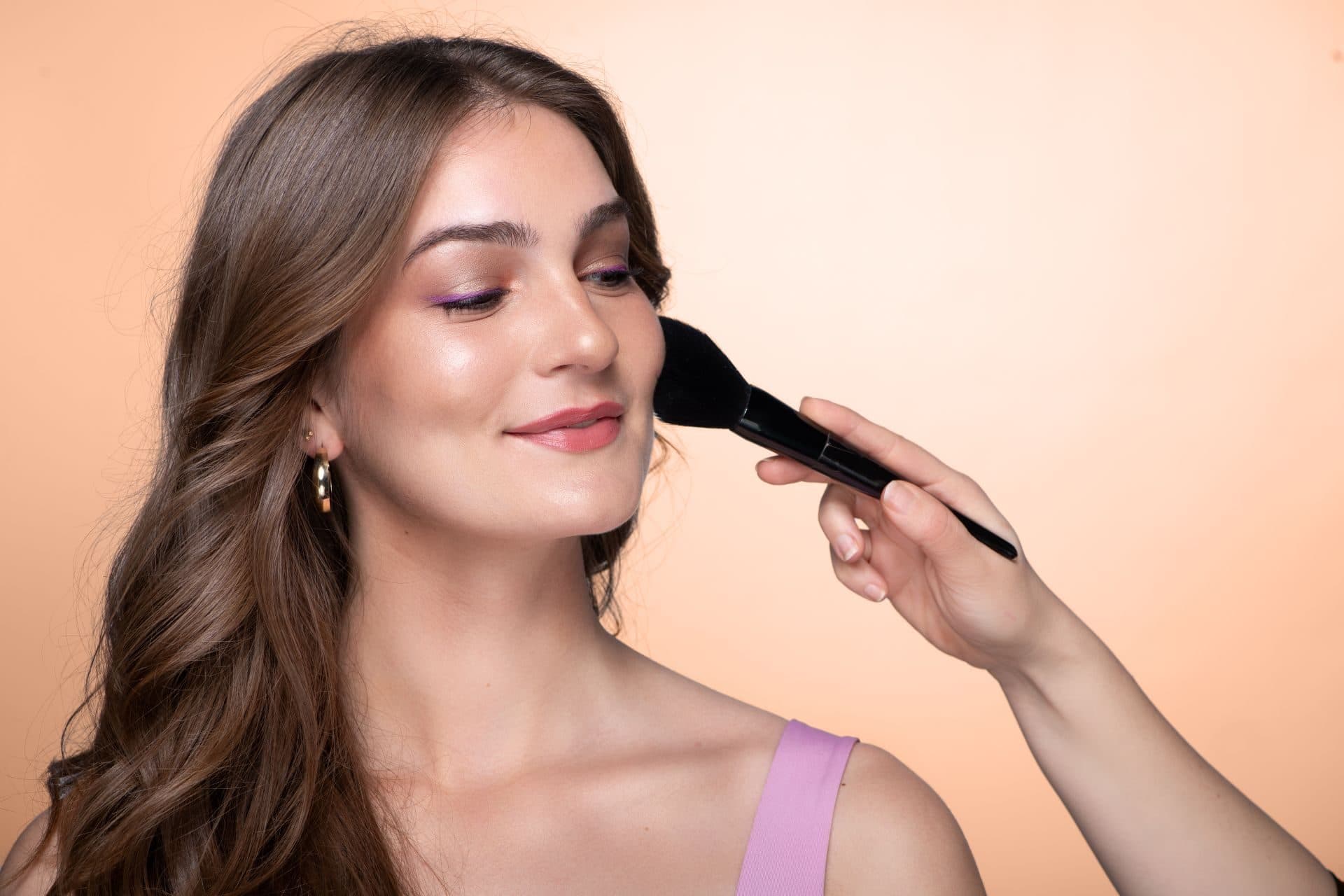 Séance de maquillage au salon