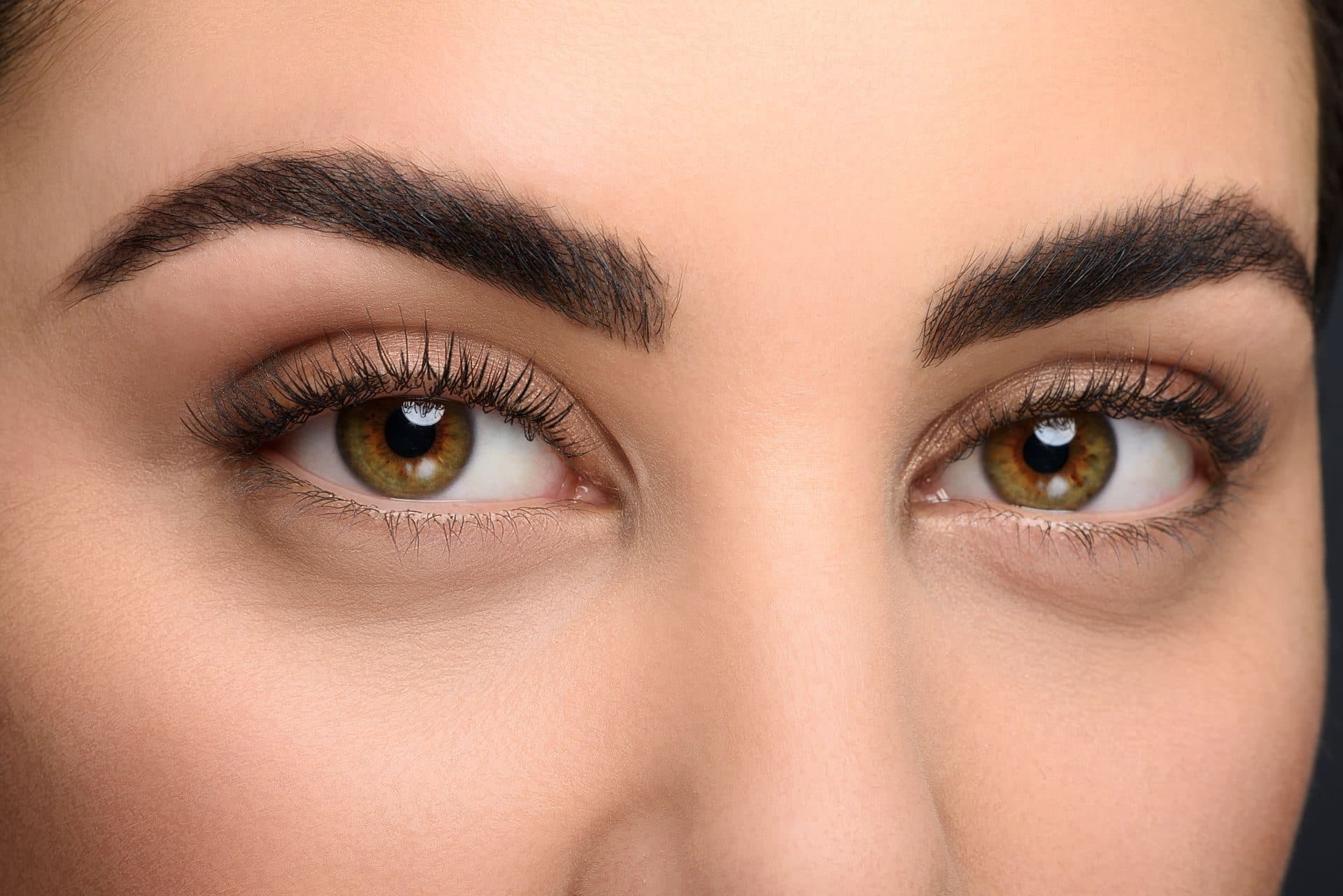 Coloration des sourcils : teinture en cours