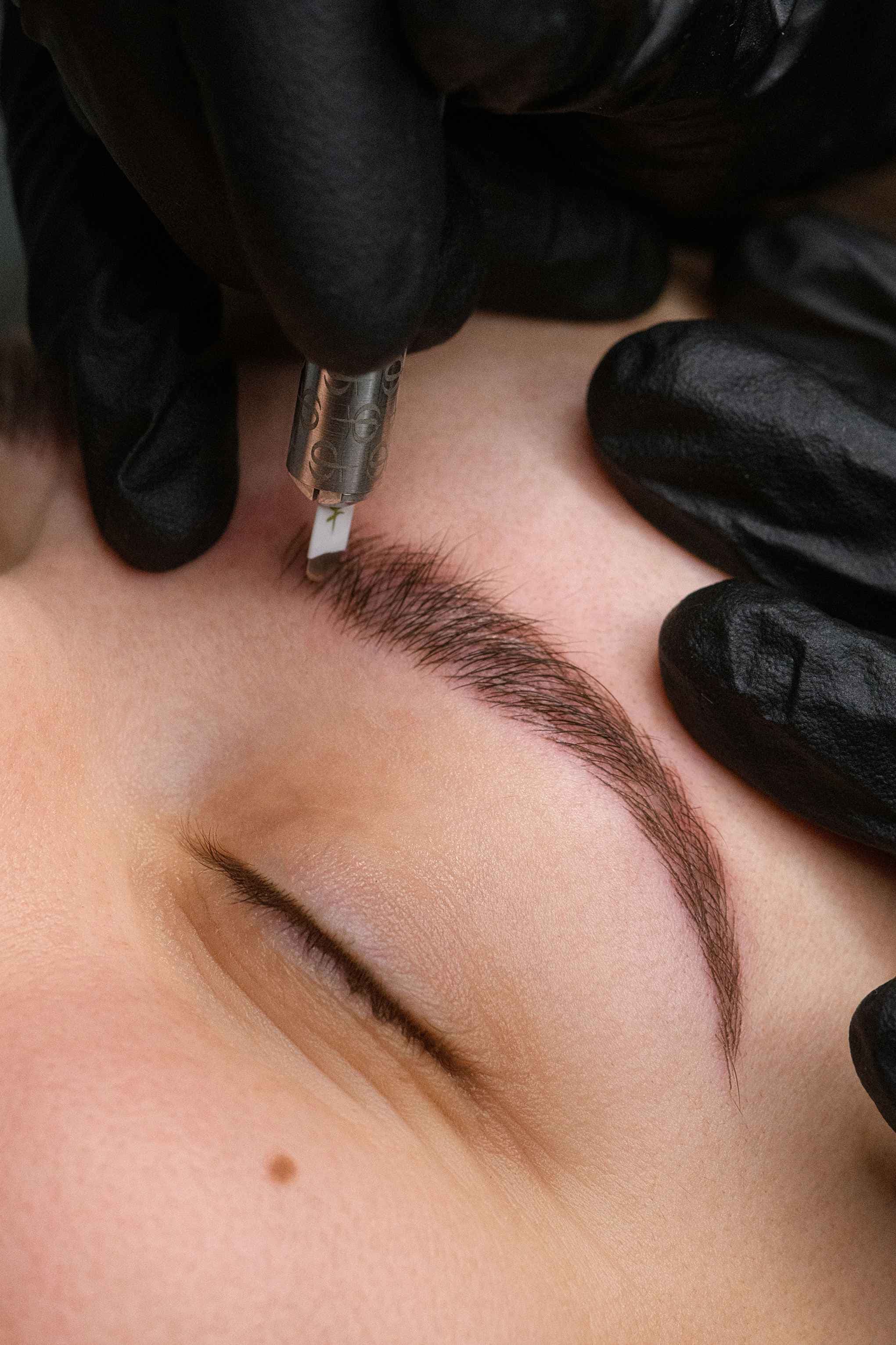 Séance de microblading en cours