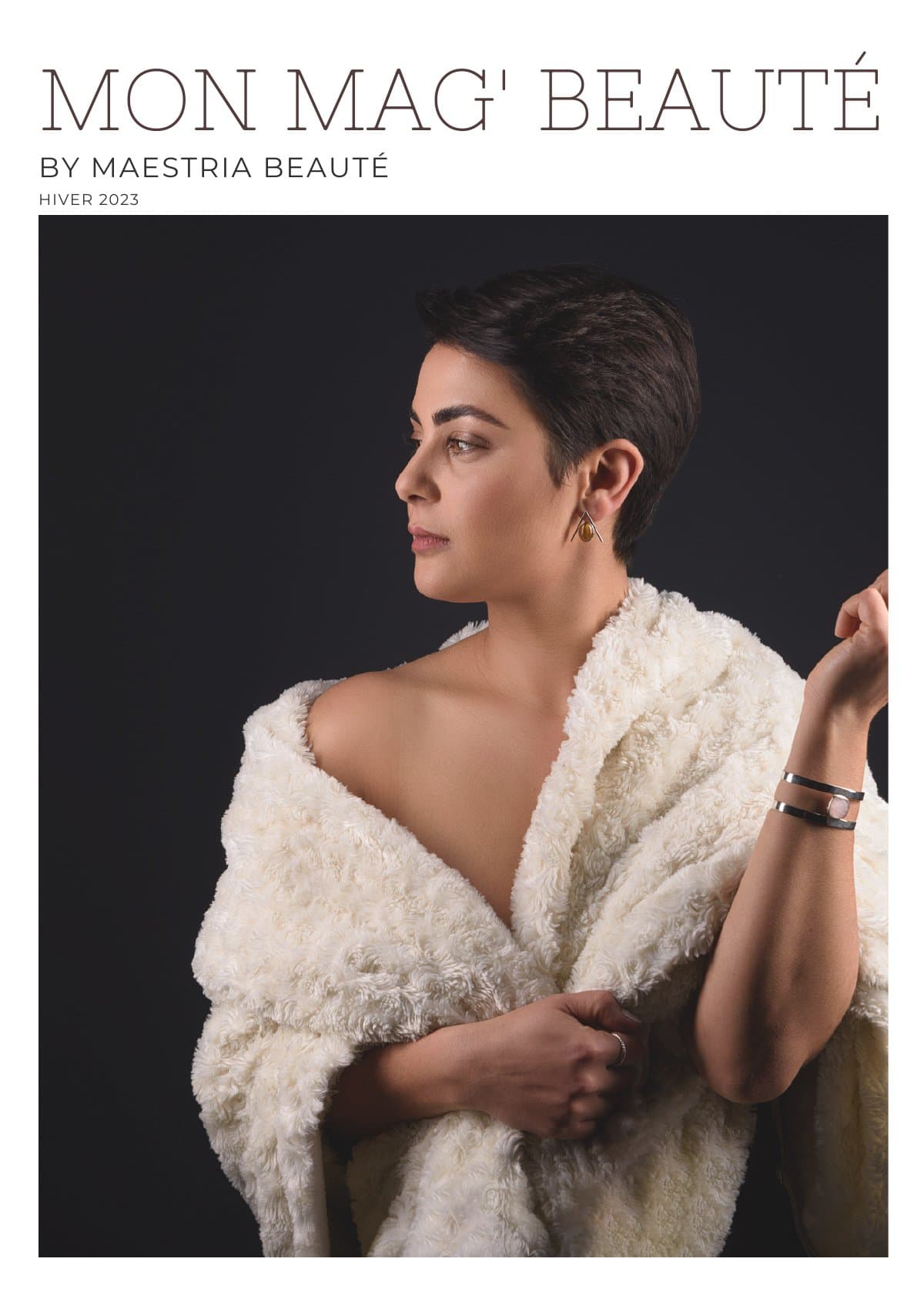 Couverture du Mag Beauté hiver 2023, portrait en étole blanche